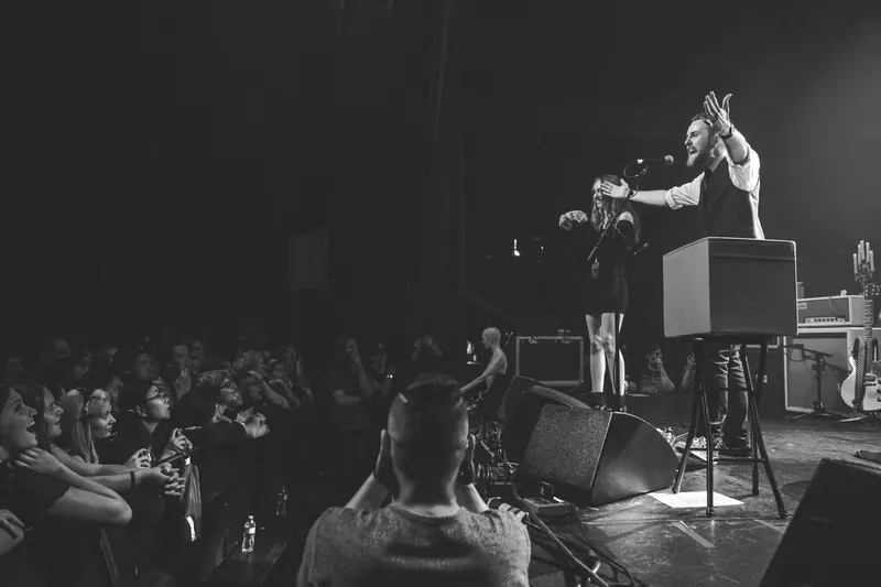 Frankie Foti performing strolling magic at an event